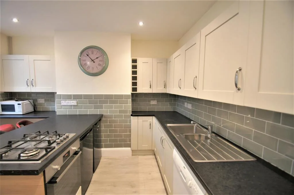 6 bedroom semi-detached house for rent