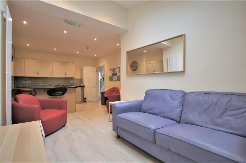 6 bedroom semi-detached house for rent