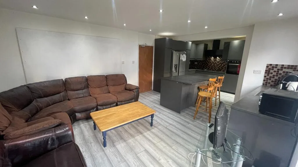 5 bedroom semi-detached house for rent