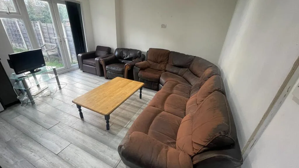 5 bedroom semi-detached house for rent