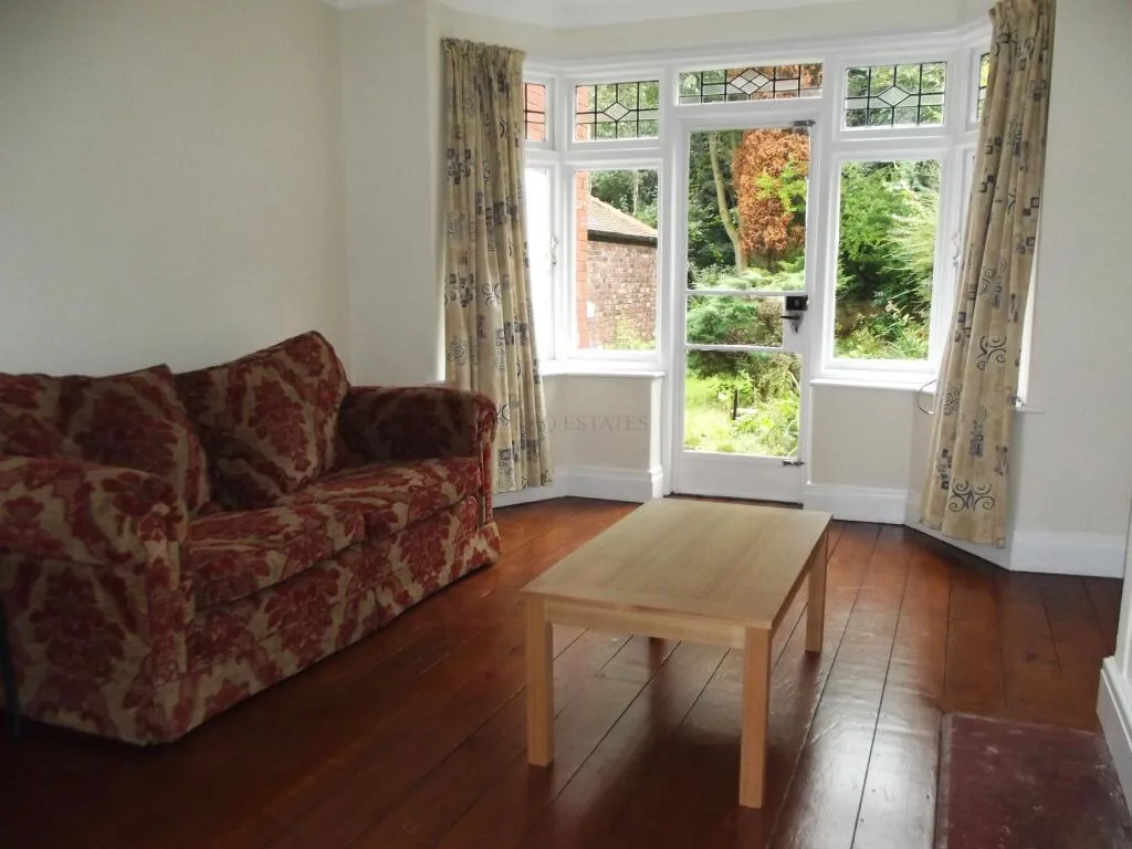 5 bedroom semi-detached house for rent