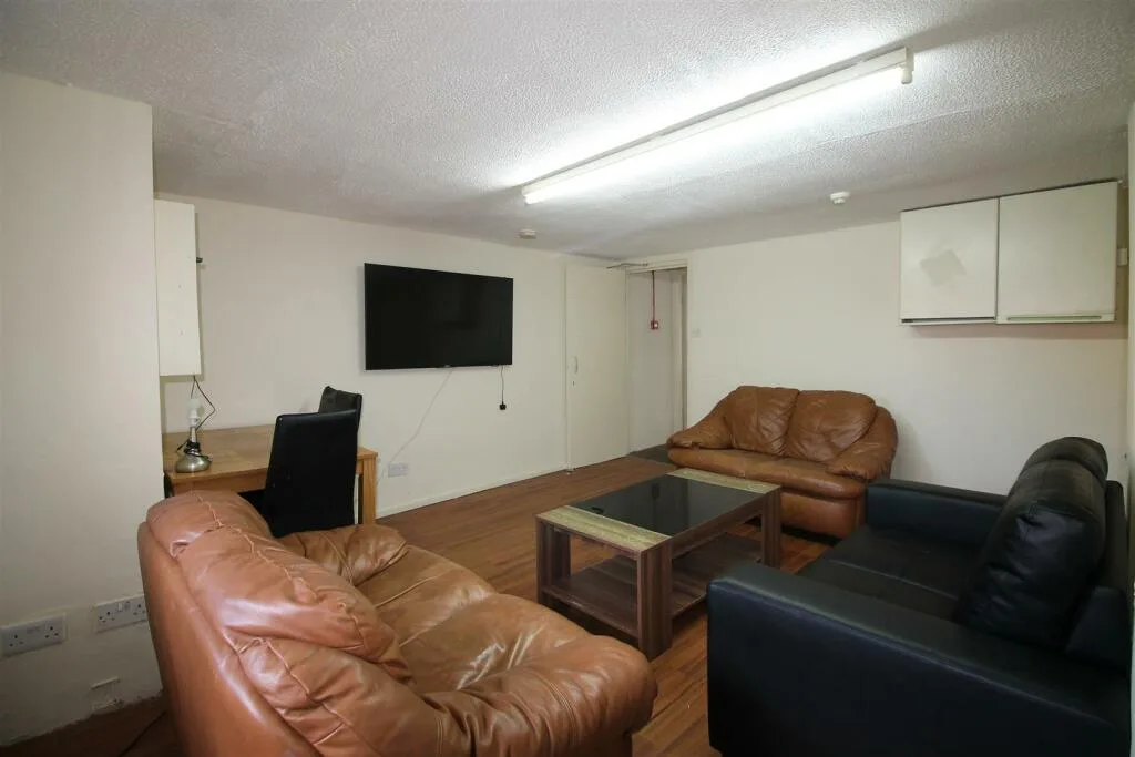 6 bedroom house for rent