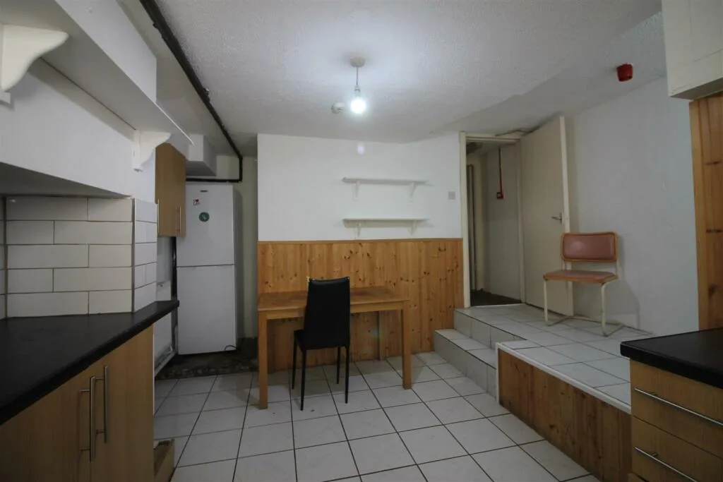 6 bedroom house for rent