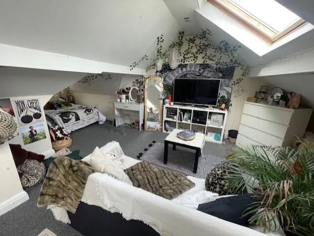5 bedroom semi-detached house for rent