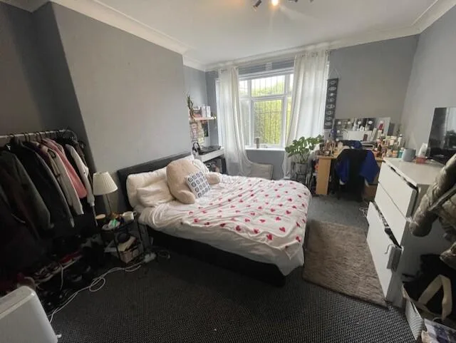 5 bedroom semi-detached house for rent