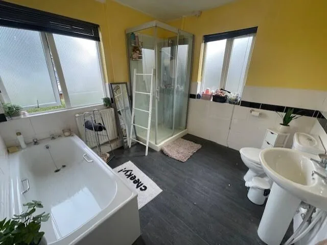 5 bedroom semi-detached house for rent