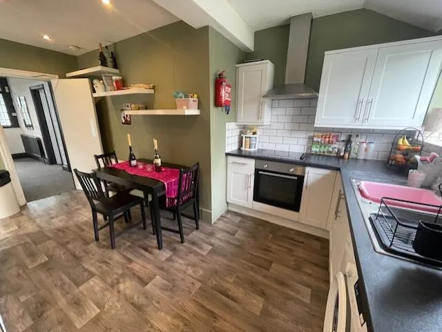 5 bedroom semi-detached house for rent