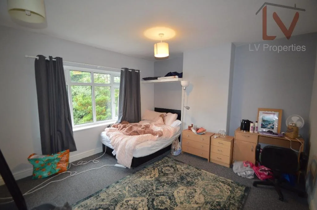 5 bedroom semi-detached house for rent