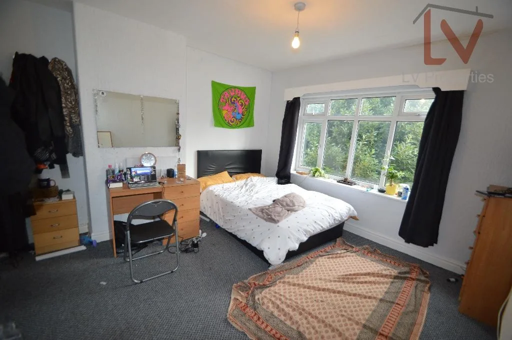 5 bedroom semi-detached house for rent