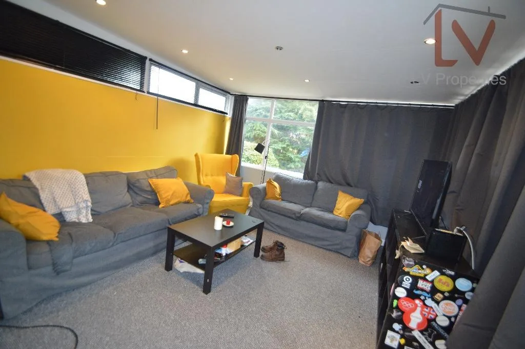 5 bedroom semi-detached house for rent