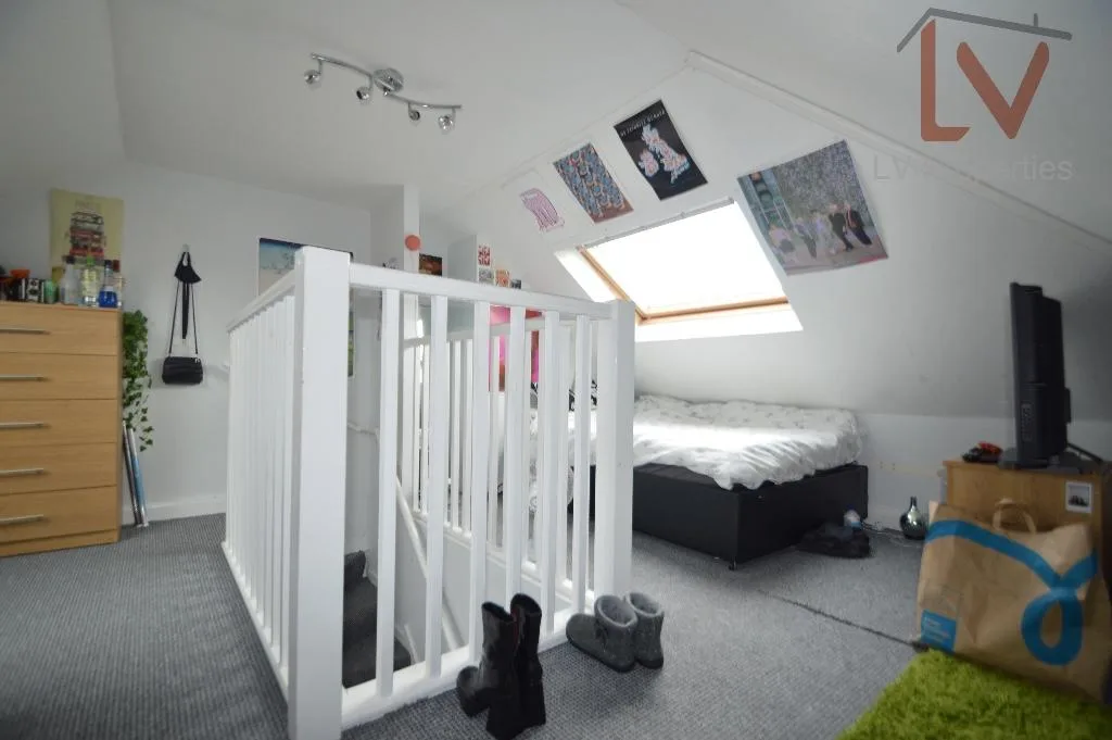 5 bedroom semi-detached house for rent