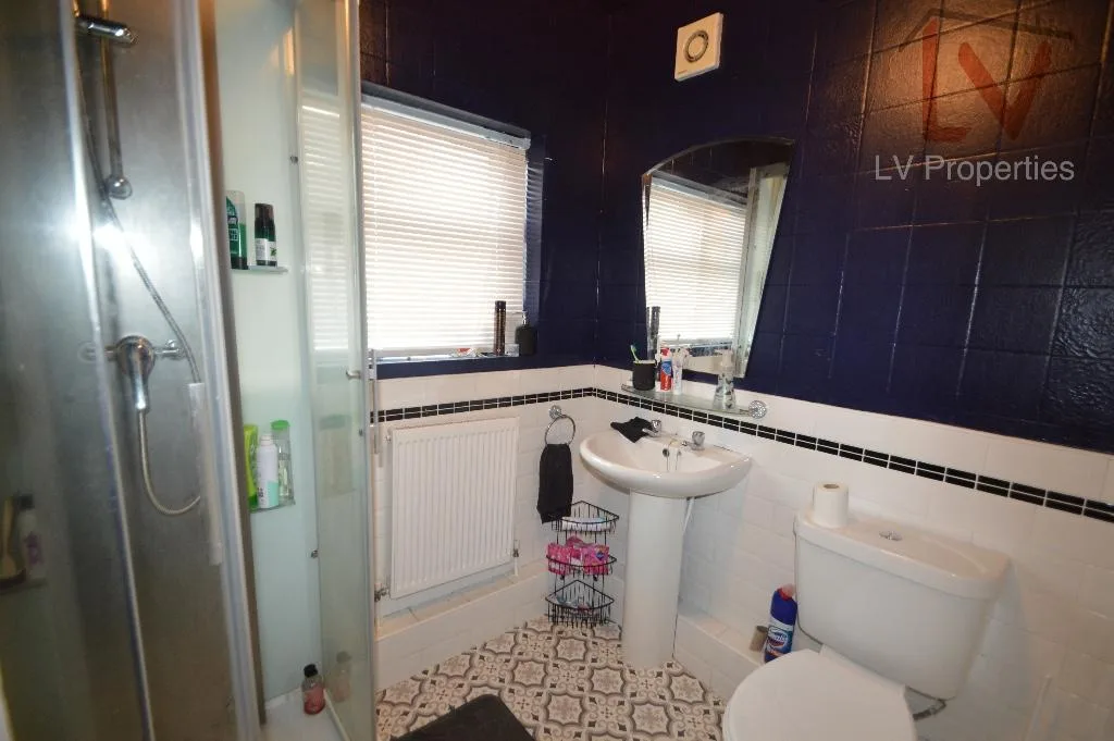 5 bedroom semi-detached house for rent
