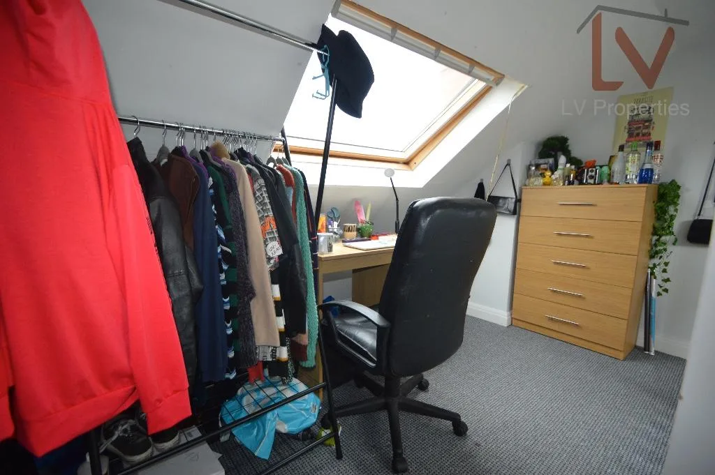 5 bedroom semi-detached house for rent