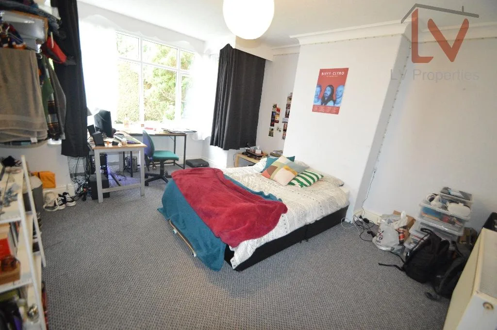 5 bedroom semi-detached house for rent