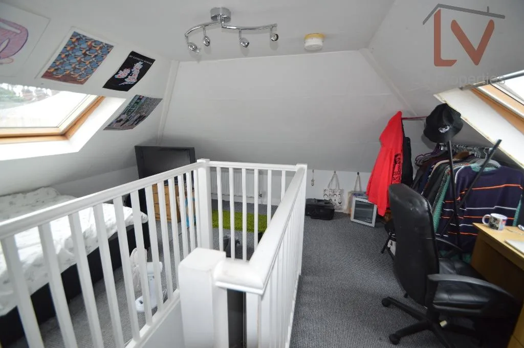 5 bedroom semi-detached house for rent