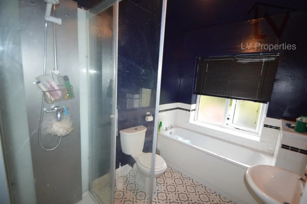 5 bedroom semi-detached house for rent