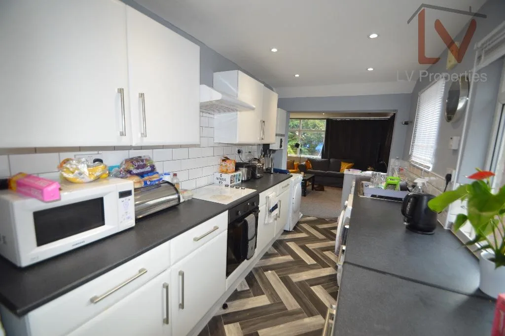 5 bedroom semi-detached house for rent