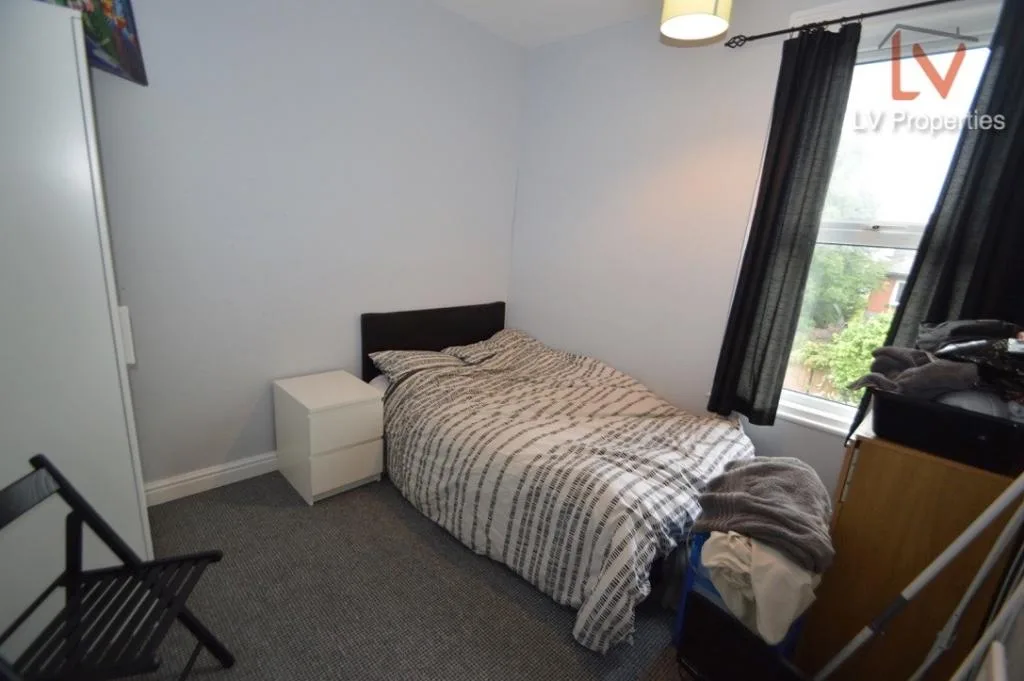 5 bedroom terraced house for rent
