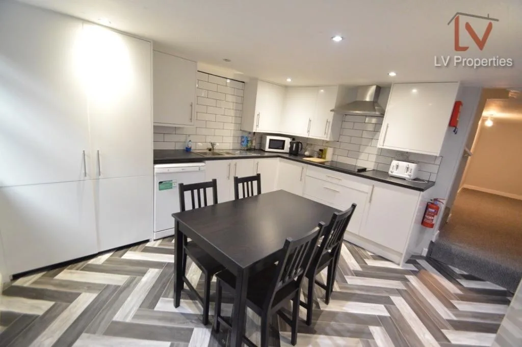 5 bedroom terraced house for rent