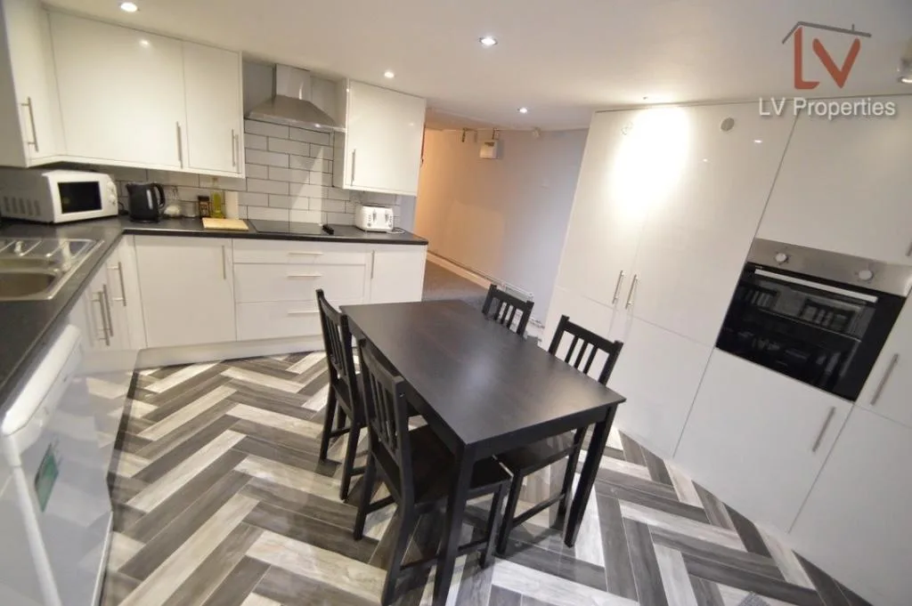 5 bedroom terraced house for rent