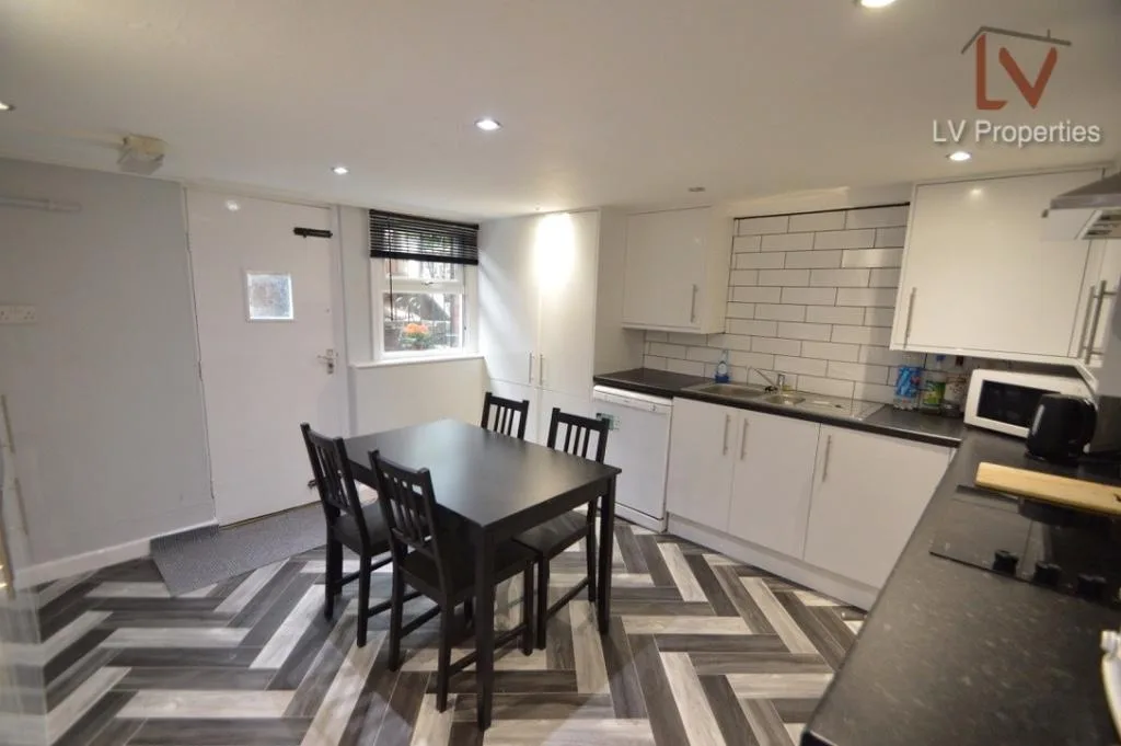 5 bedroom terraced house for rent