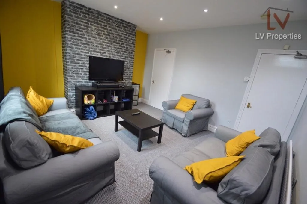 5 bedroom terraced house for rent