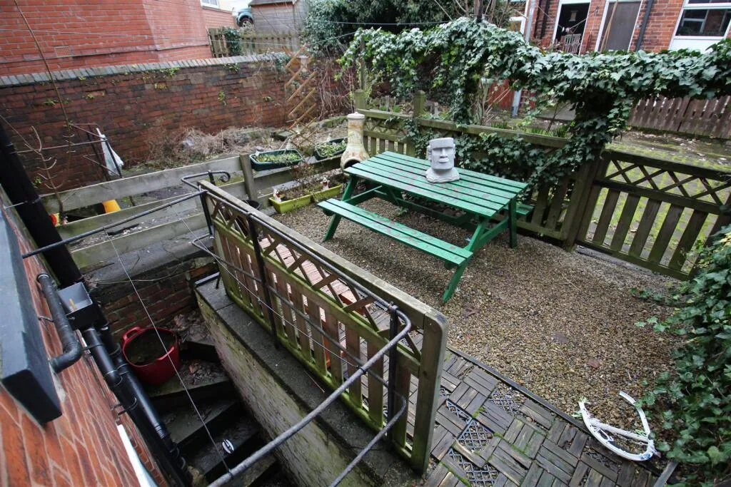 5 bedroom terraced house for rent