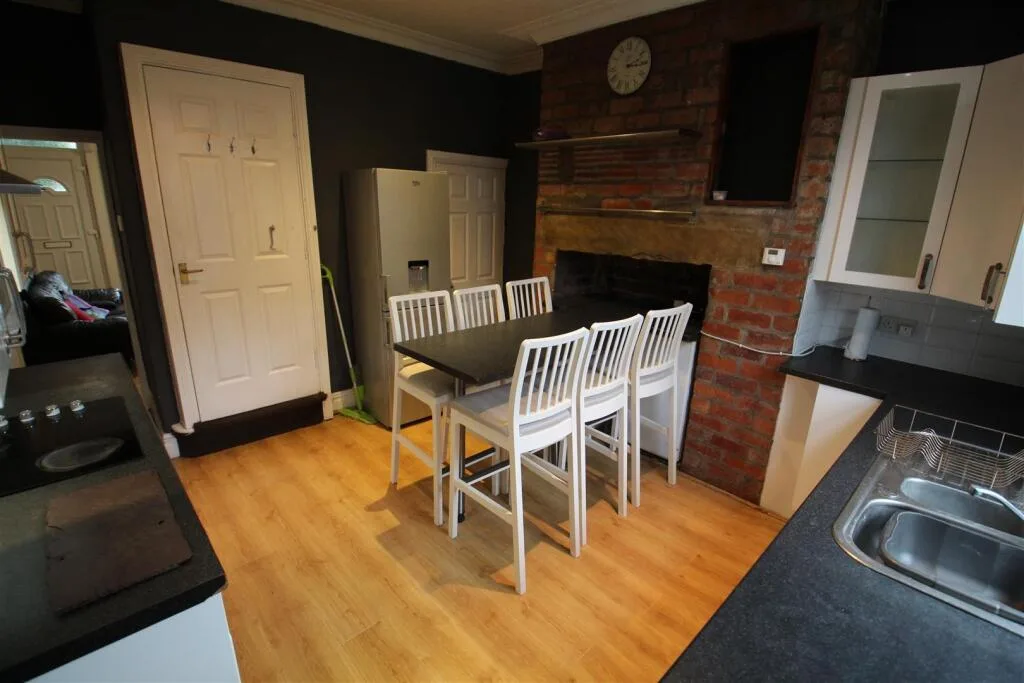 5 bedroom terraced house for rent