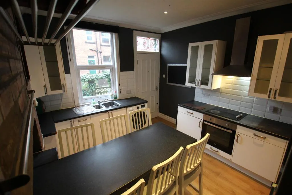 5 bedroom terraced house for rent