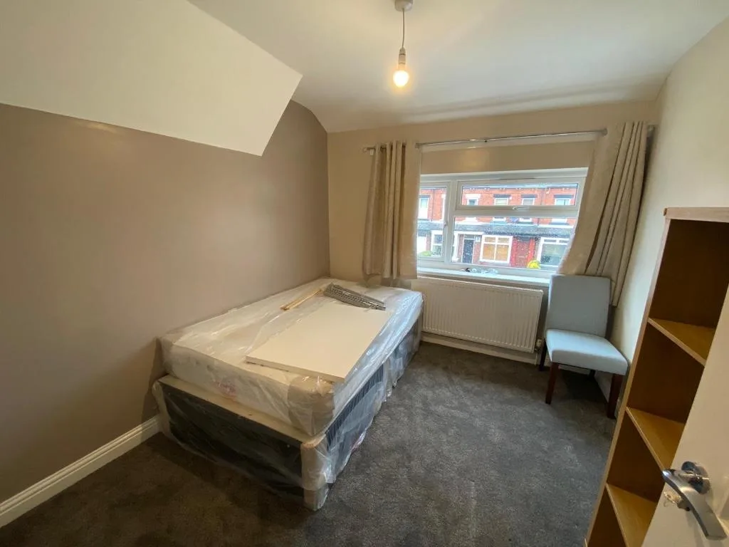 5 bedroom semi-detached house for rent
