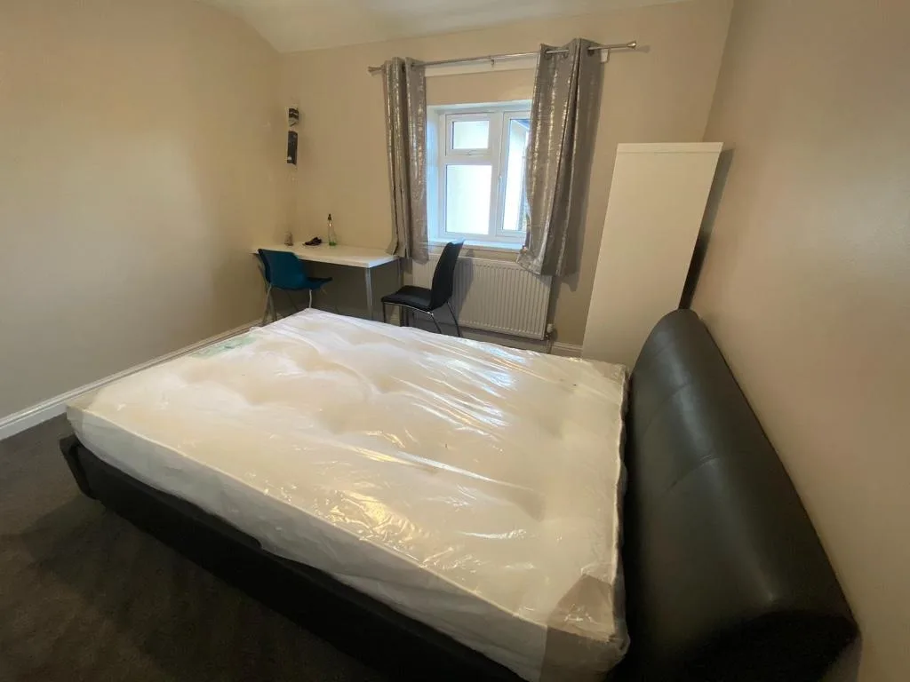 5 bedroom semi-detached house for rent