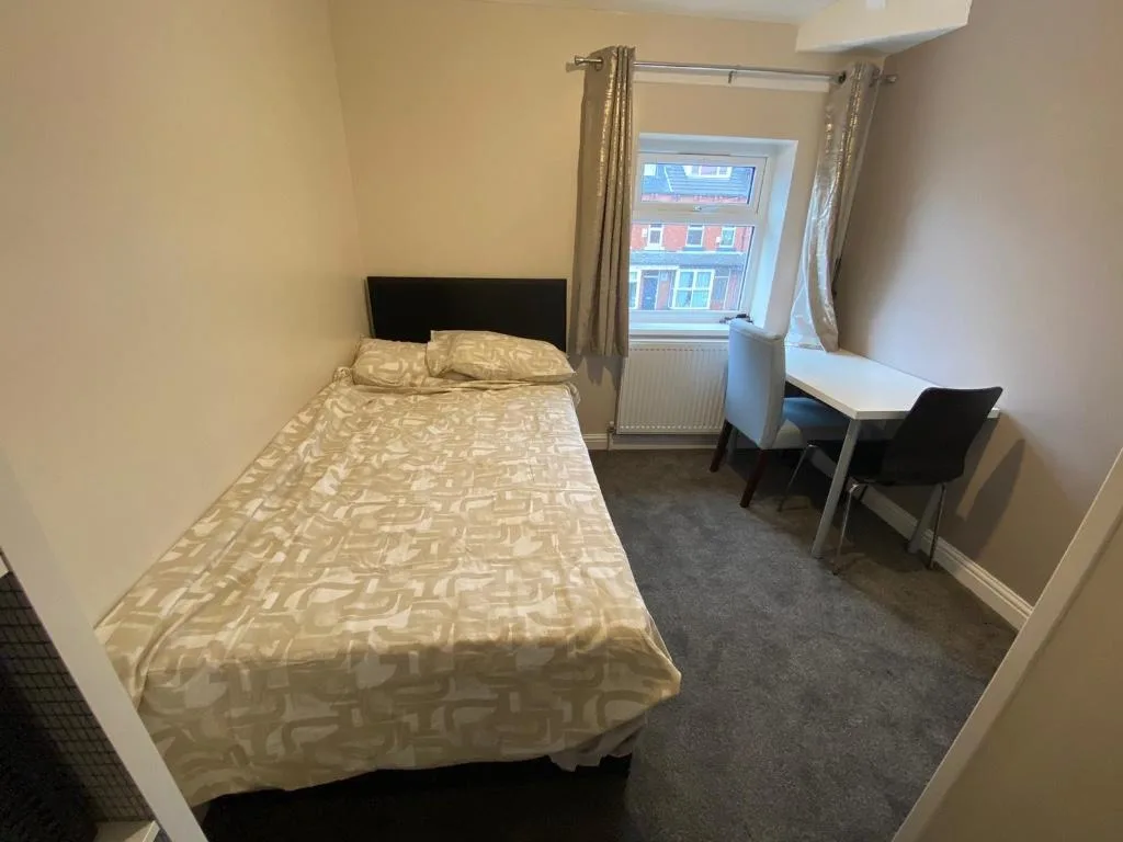 5 bedroom semi-detached house for rent