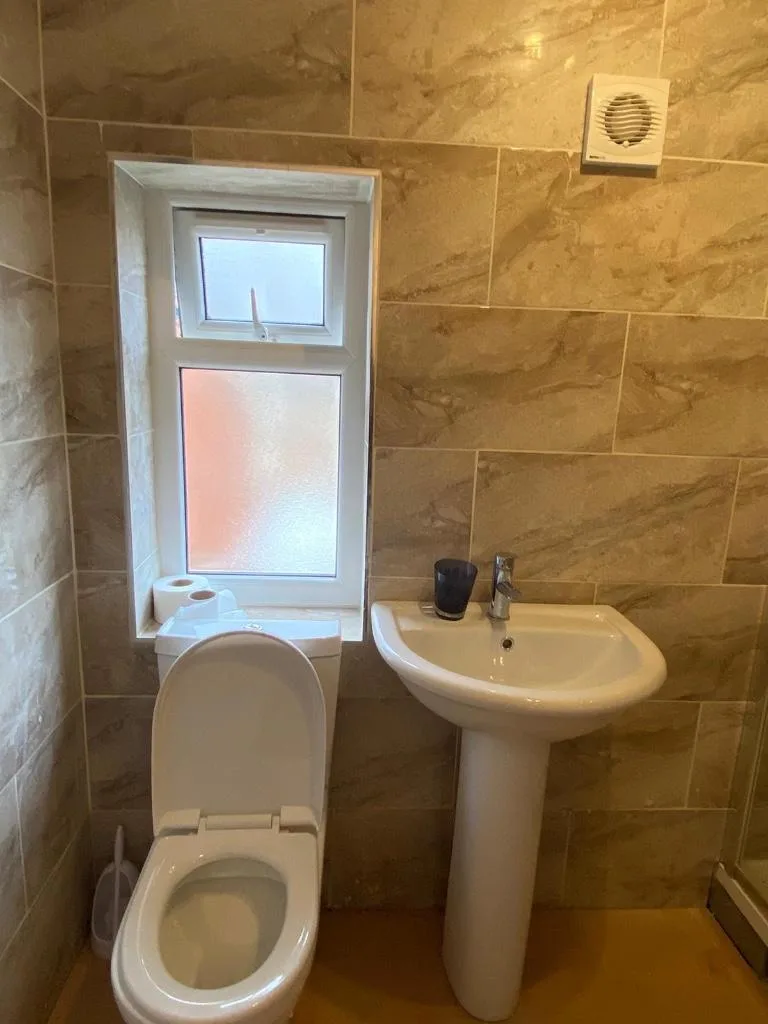5 bedroom semi-detached house for rent