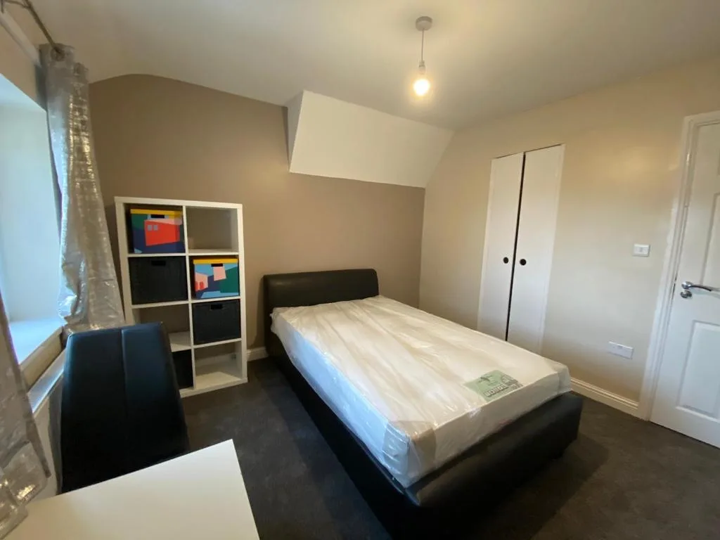 5 bedroom semi-detached house for rent