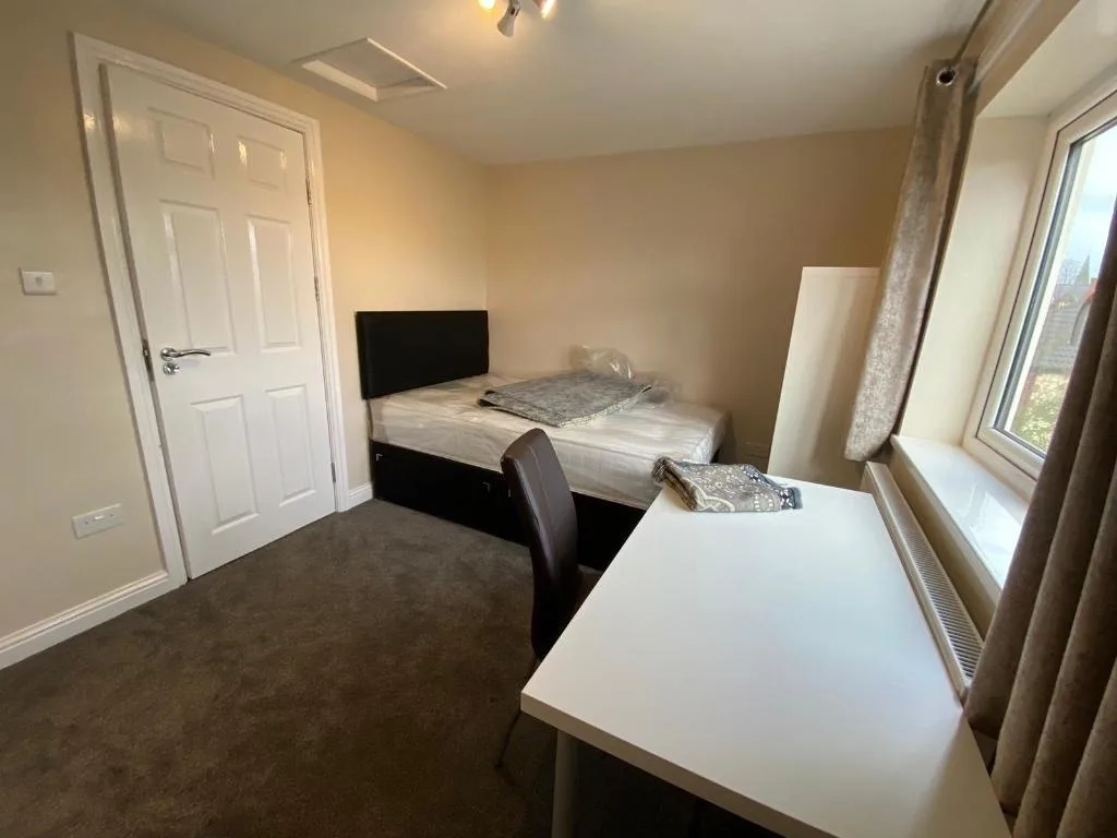 5 bedroom semi-detached house for rent