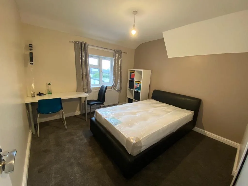 5 bedroom semi-detached house for rent