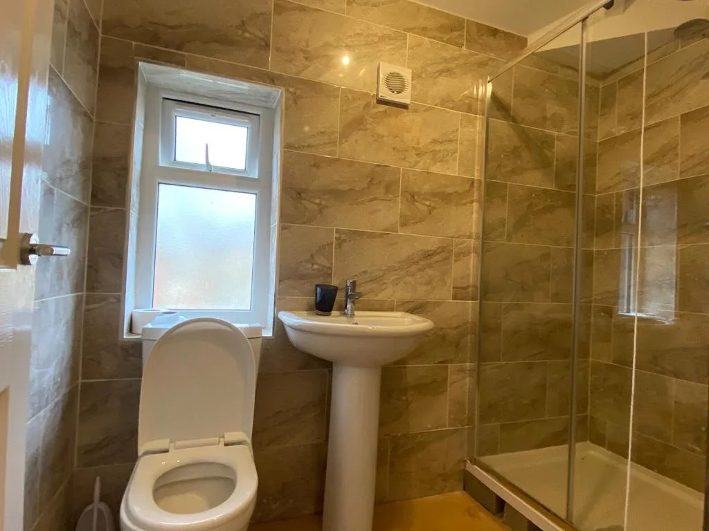 5 bedroom semi-detached house for rent