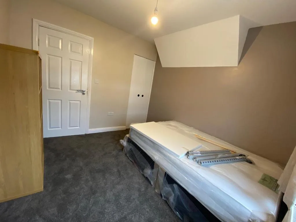 5 bedroom semi-detached house for rent