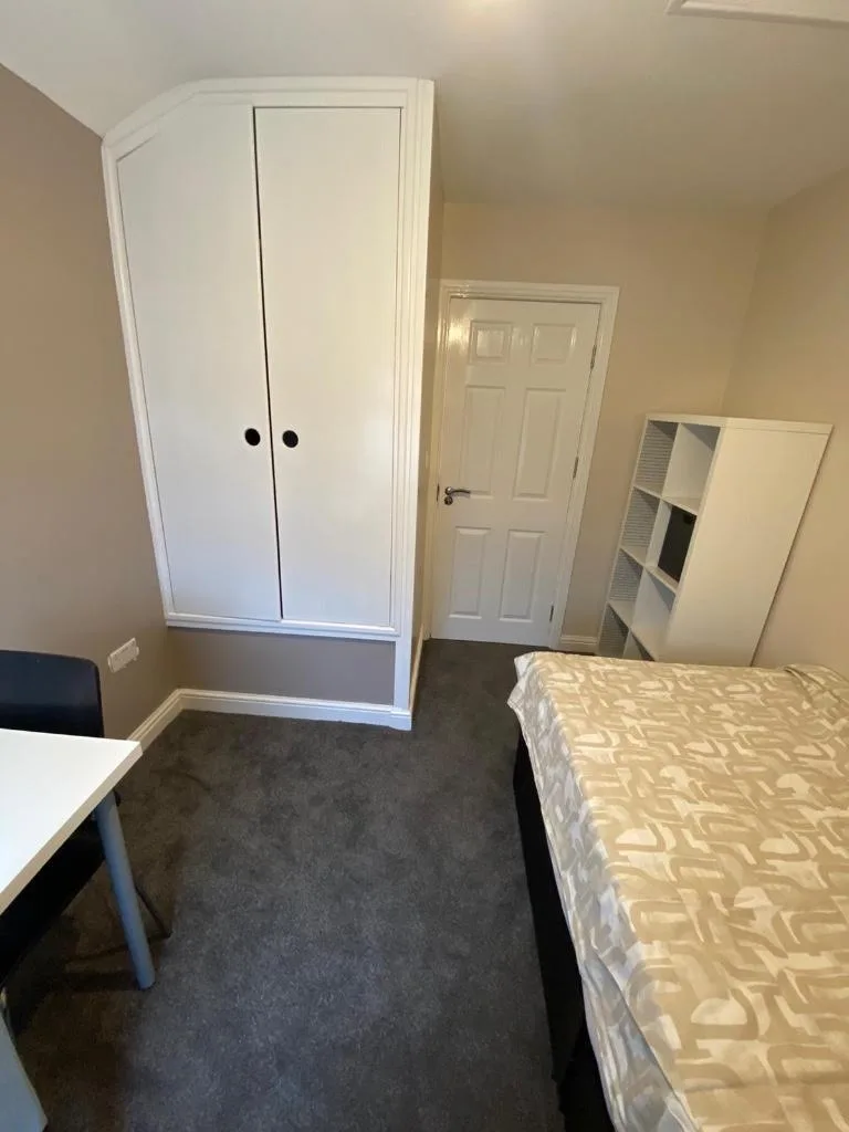 5 bedroom semi-detached house for rent