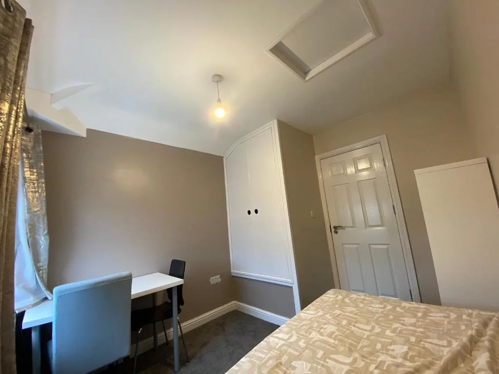 5 bedroom semi-detached house for rent