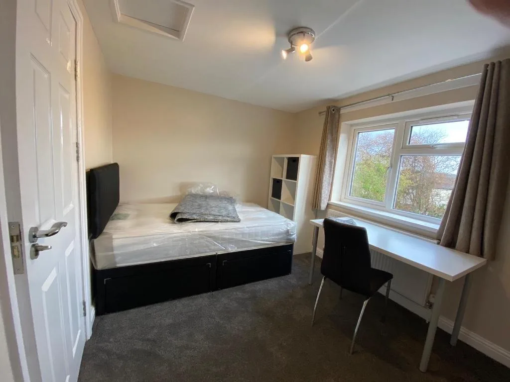 5 bedroom semi-detached house for rent