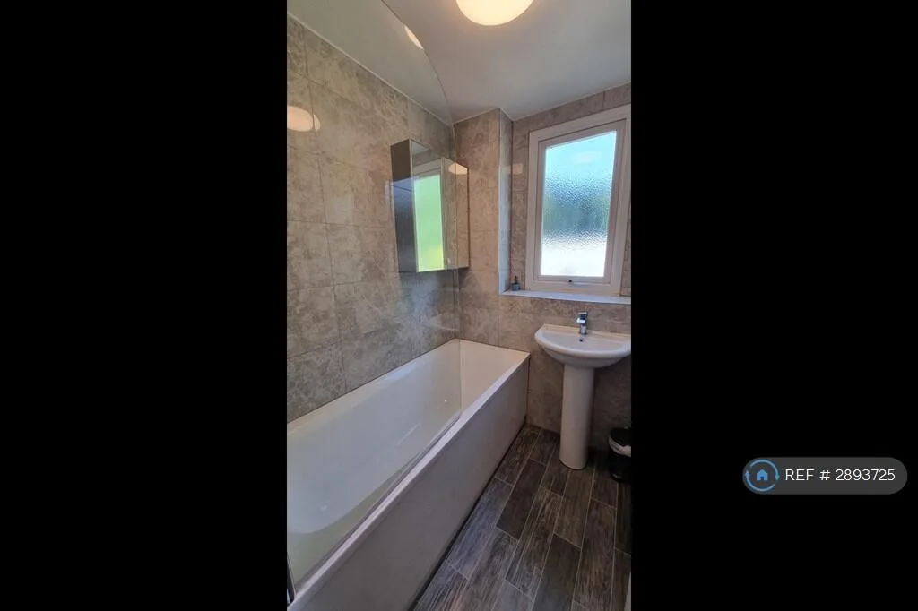4 bedroom semi-detached house for rent