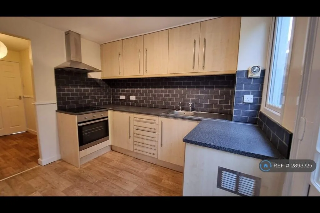 4 bedroom semi-detached house for rent