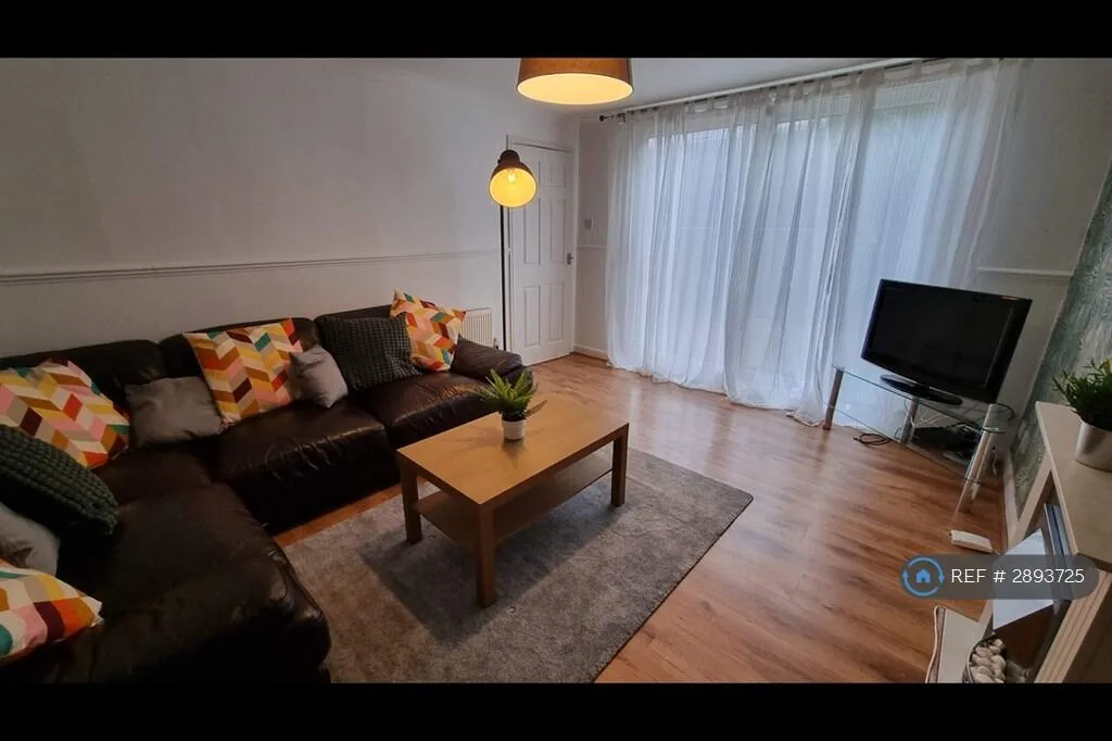 4 bedroom semi-detached house for rent