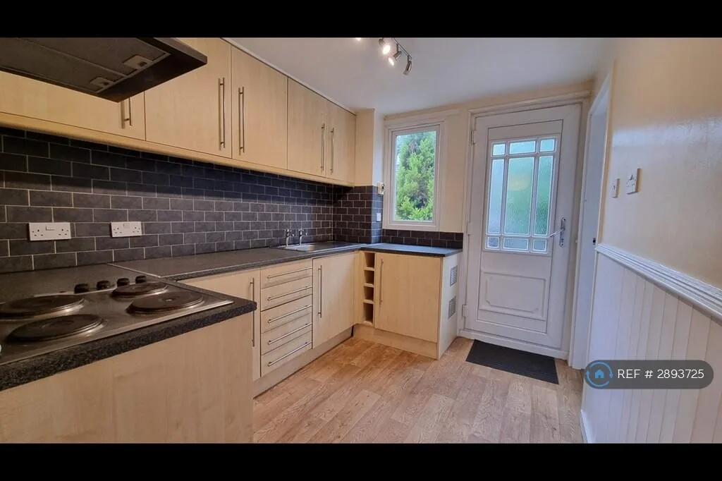 4 bedroom semi-detached house for rent