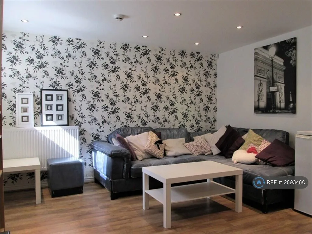 5 bedroom terraced house for rent