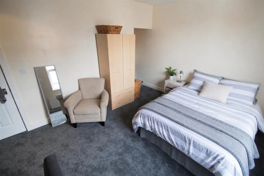 5 bedroom terraced house for rent