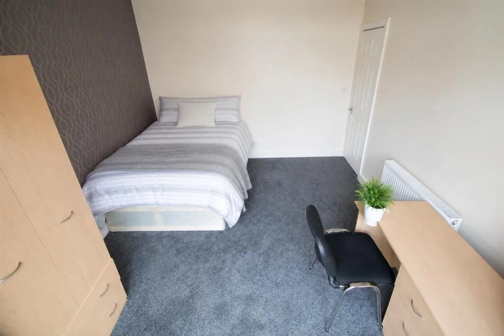 5 bedroom terraced house for rent