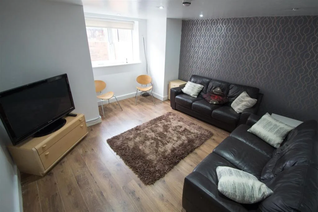 5 bedroom terraced house for rent
