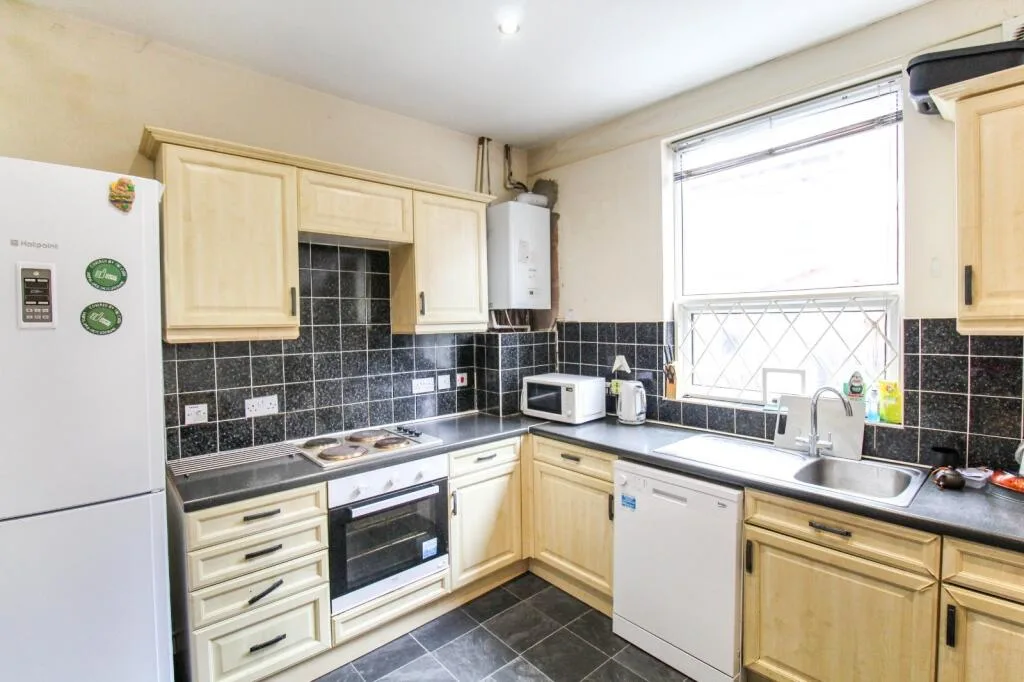 5 bedroom terraced house for rent